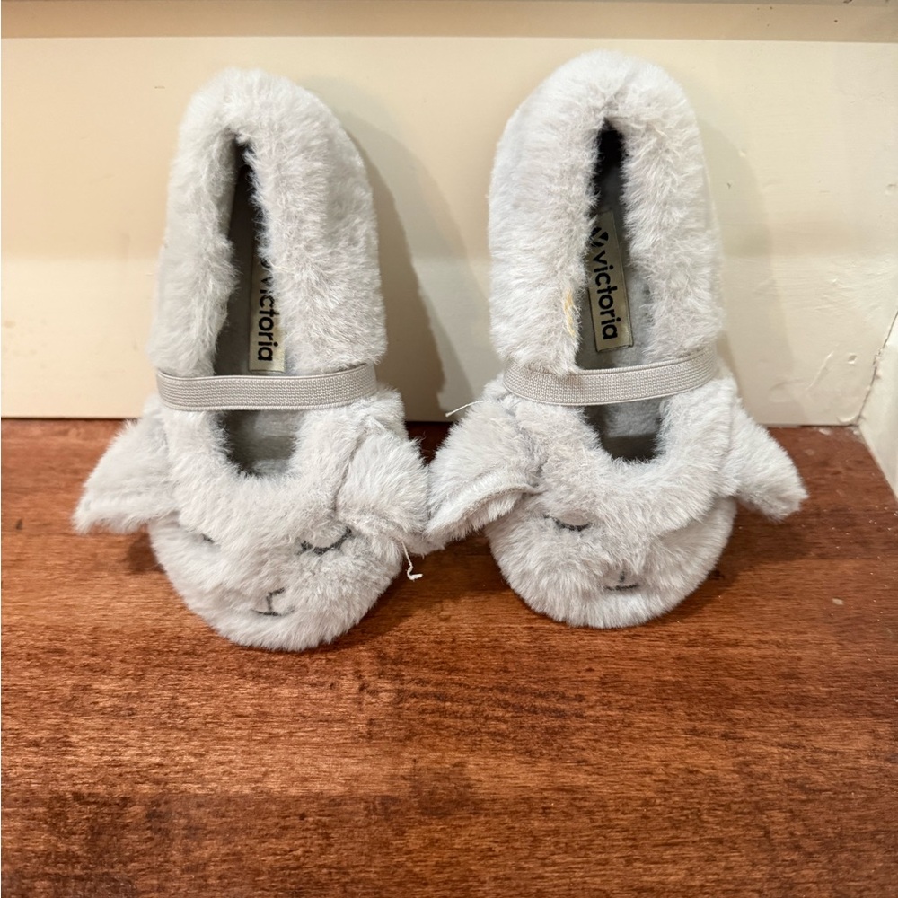 Like new Size 8 (24) Victoria Gray Fuzzy bunny Slippers